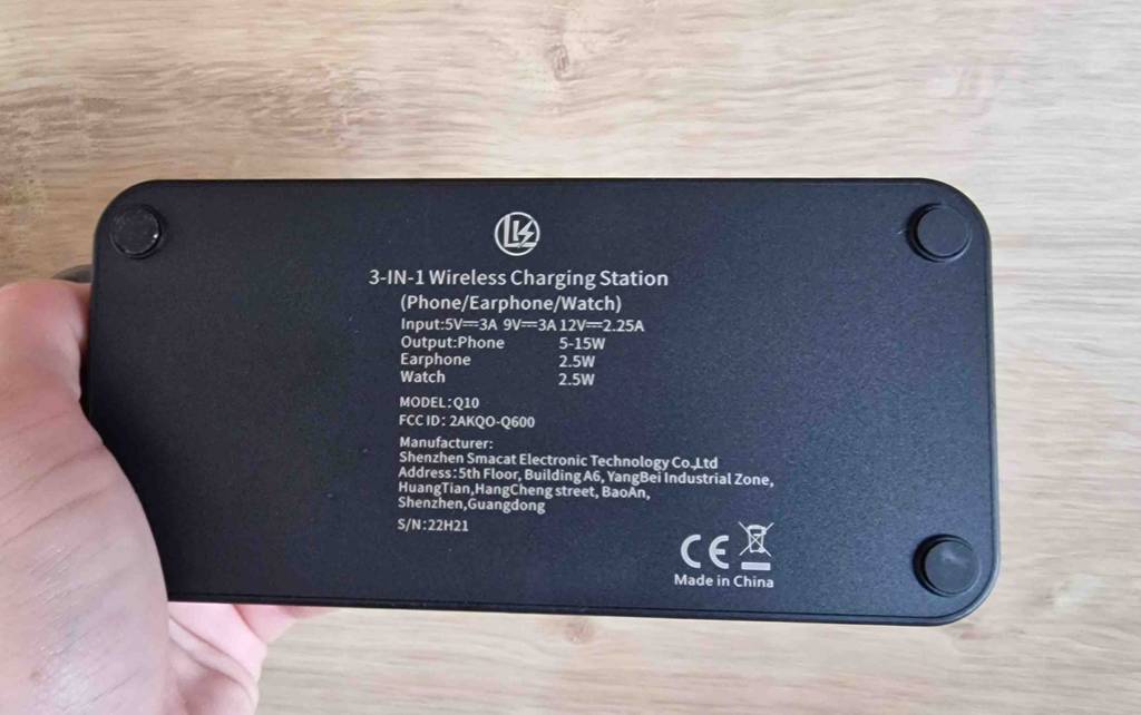Getestete Handy-Ladestation von der Rückseite gezeigt.