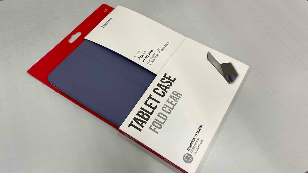 iPad-Pro-12.9-Hülle getestet: Ein verpacktes Produkt auf einer hellen Fläche.