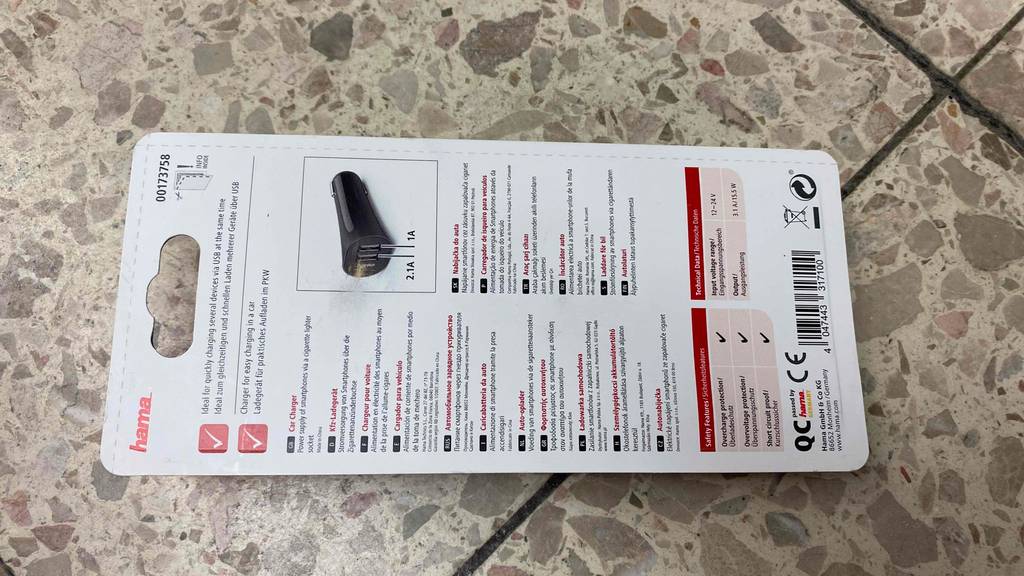 Kfz-Ladegerät getestet: Eine Packung liegt mir ihrer Rückseite nach oben auf einem Fließenboden