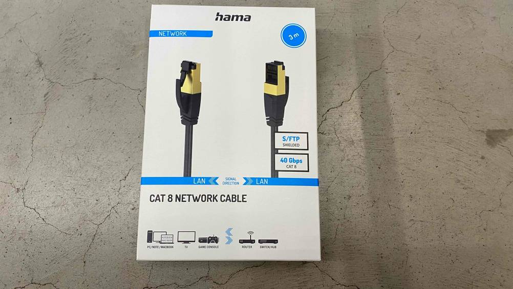 Netzwerkkabel (Cat 8) getestet: Ein Kabel in seiner Verpackung von oben auf einem hellen Boden.