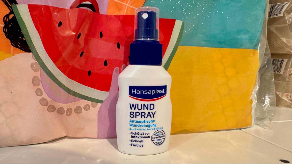 Test: Wundspray von Hansaplast steht vor einem bunten Hintergrund.
