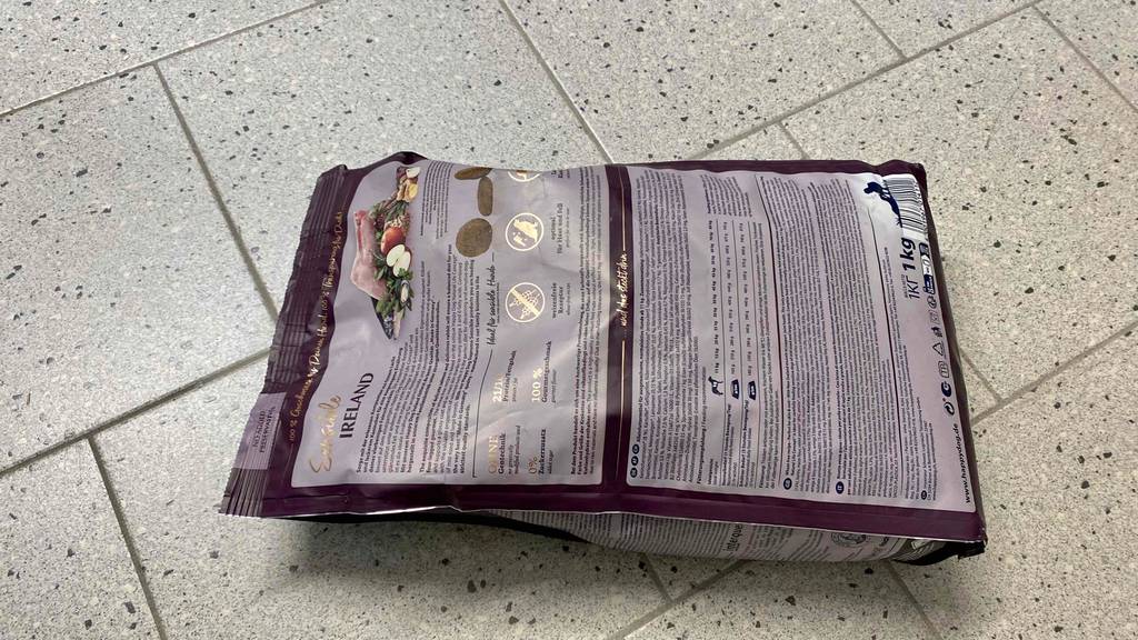 Happy-Dog-Hundefutter getestet: eine Packung Happy-Dog-Hundefutter am Boden liegend - Rückseite mit Informationen zum Produkt ersichtlich.