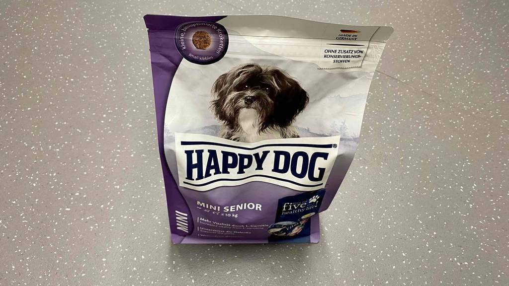 Hundefutter-Senior im Test: Verpackung steht auf einem grauen Boden
