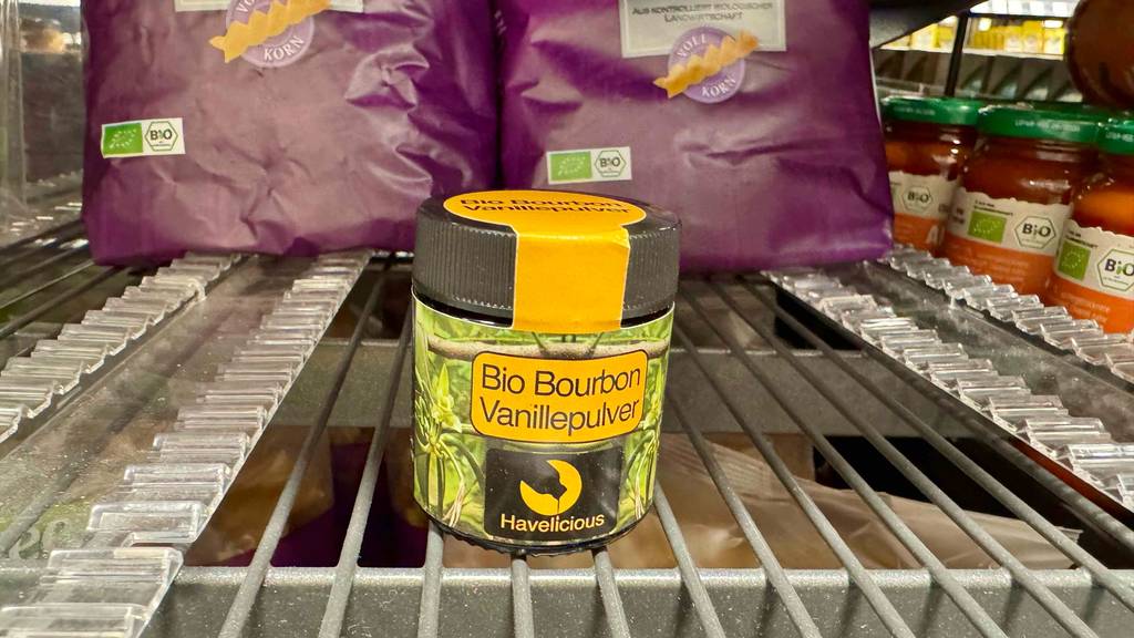 Eine Dose getestetes Vanillepulver steht in einem Regal vor Nudelpackungen.