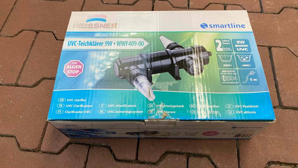 UVC-Teichklärer getestet: Auf einem Steinboden liegt eine Packung.