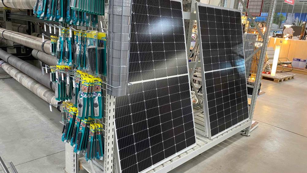 Im Test: Solaranlagen nebeneinander in einer Austellung stehend.