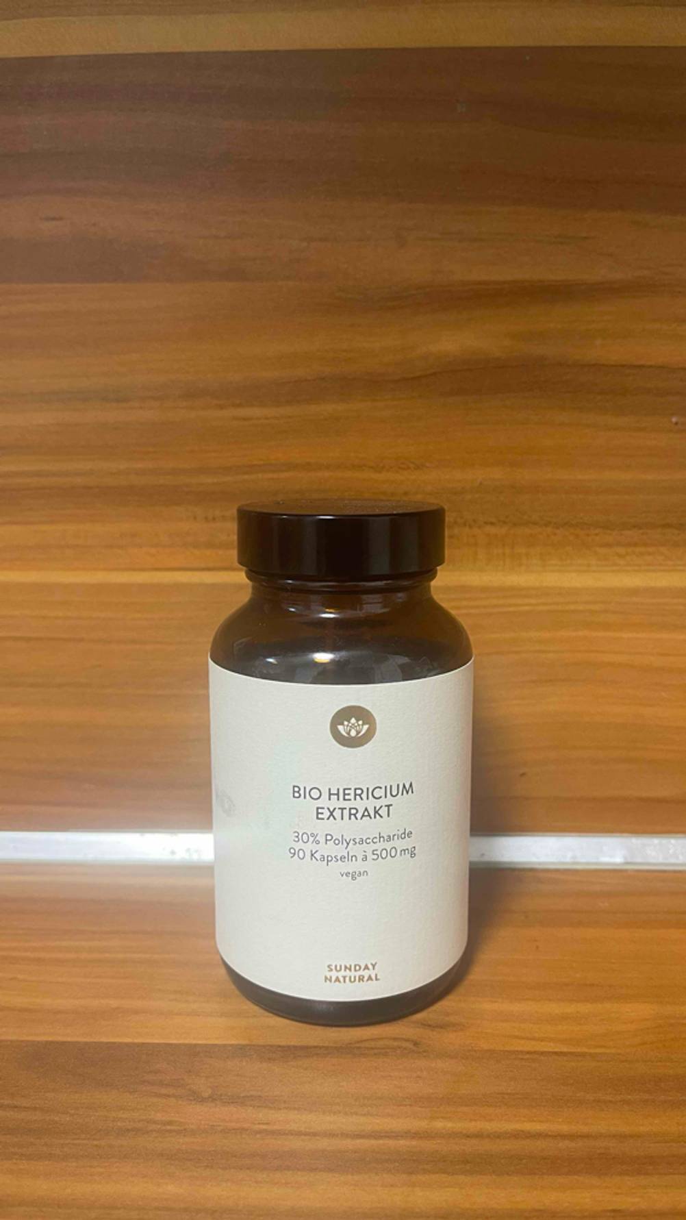 Eine Dose des getesteten Hericium-Extrakts steht auf einer Holzfläche.