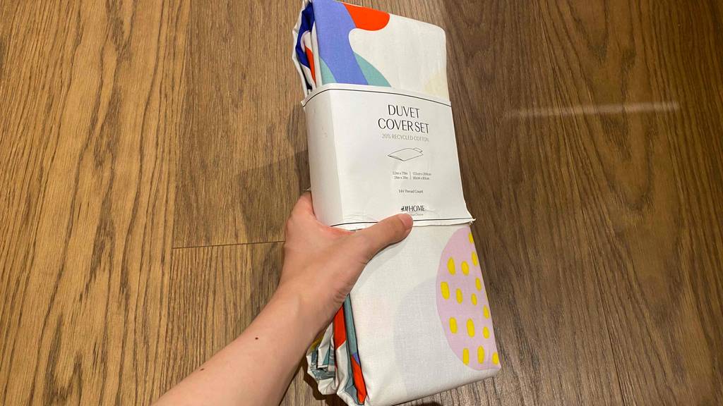 Kinderbettwäsche-Test: Originalverpackte Kinderbettwäsche in der Hand von H&M Home.