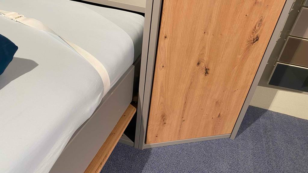 Schrankbett-Test: Seitenteil eines Schrankbettes ersichtlich.