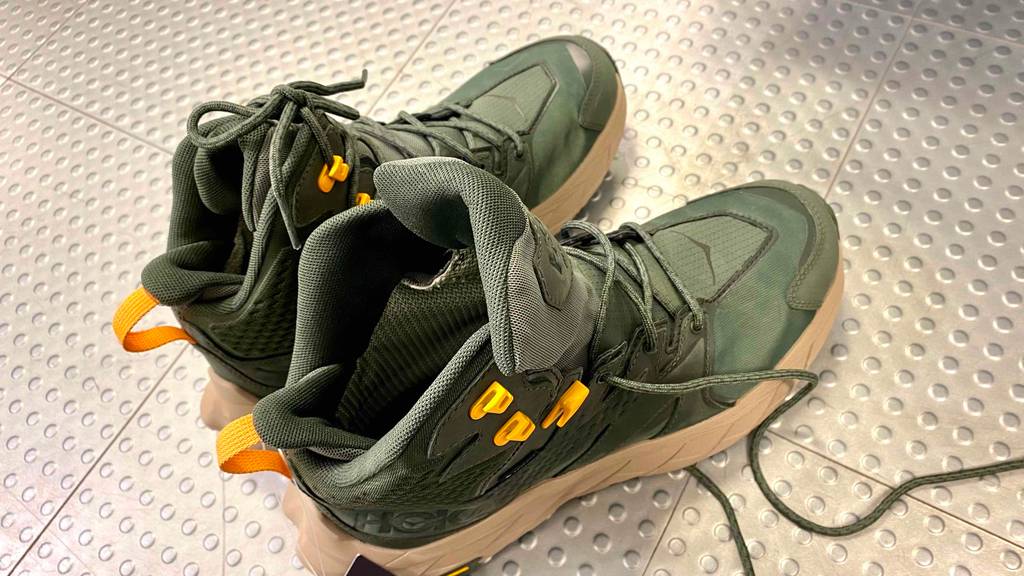 Unisex-Wanderschuhe im Test: Ein Paar grüner Hoka-Wanderschuhe.