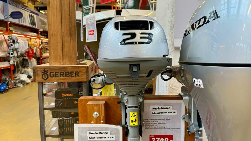 Getestetet: Vorderer Teil des Elektro-Außenborder mit der Zahl 23 darauf ersichtlich.