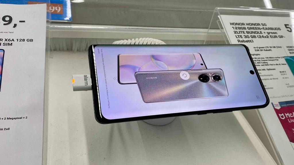 Im Test: Ein Honor-Handy horizontal in einer Ausstellungsfläche.