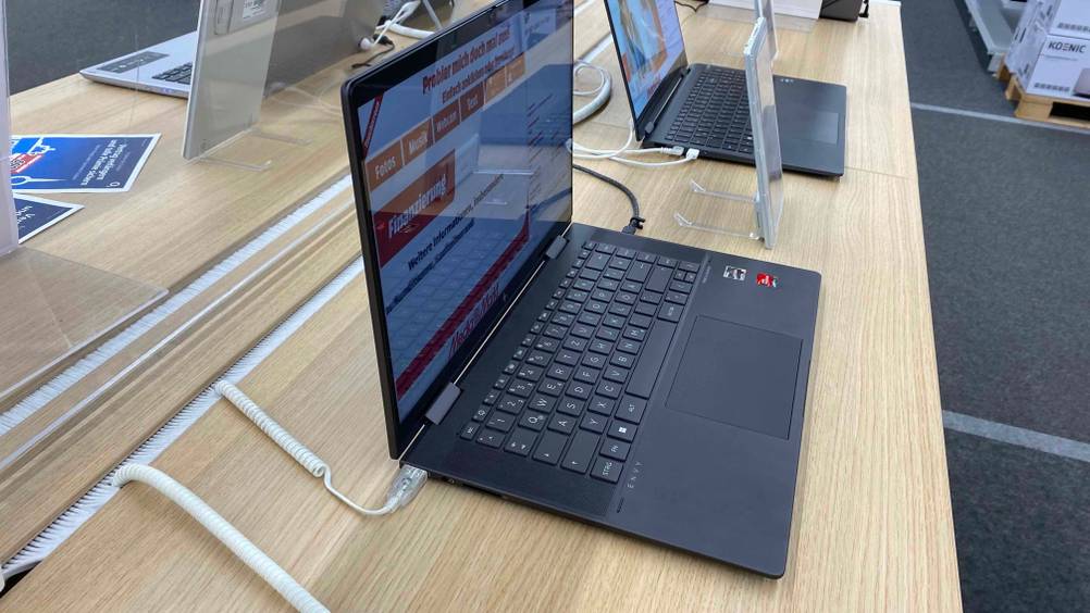 Auf einer Holzoberfläche steht ein getestetes Convertible geöffnet, seitlich.