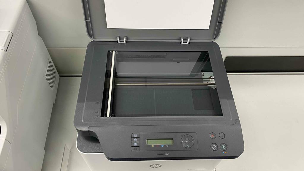 Im Test: Ein HP-Farblaserdrucker mit geöffneter Klappe.