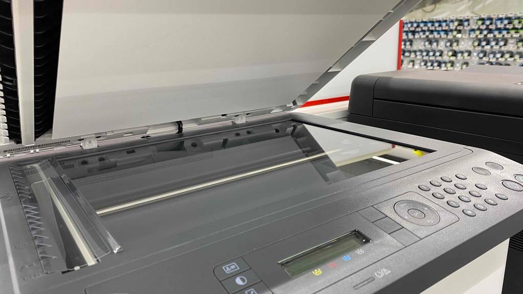 Laserdrucker-WLAN getestet: Nahaufnahme geöffneter Deckel mit Glasfläche.