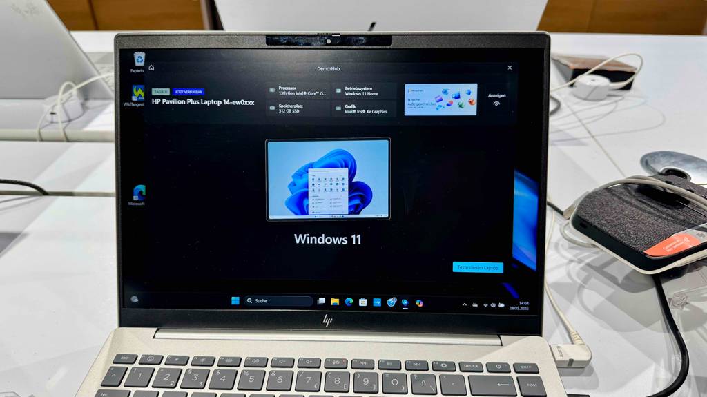 Detailansicht des eingeschalteten Bildschirms eines getesteten HP-Pavillion Notebooks inklusive Windows 11.