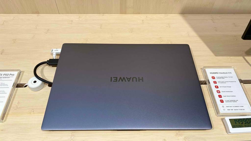 Ein getestetes Business-Notebook von Huawei im zugeklappten Zustand.