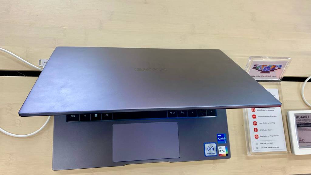 Huawei-Matebook-Test: graues Huawei-Matebook halb geschlossen.