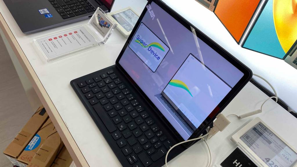 Huawei-Tablet-Test: Huawei-Tablet an einer Tastatur steht gesichert in einem Geschäft neben einem anderen Gerät.