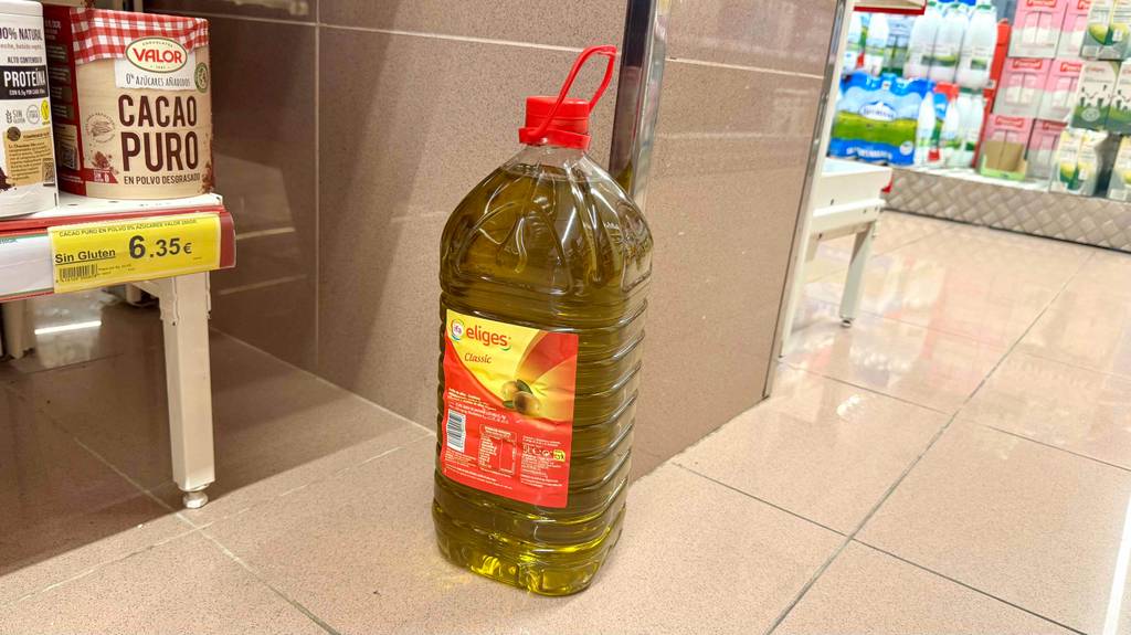 Das getestete Olivenoel im 5-l-Behälter aus Kunststoff steht in einem Supermarkt.