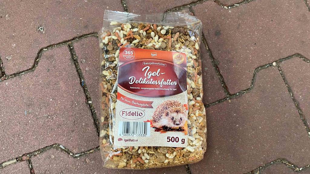 Getestetes Igelfutter von Fidelio in transparentem 500-g-Beutel mit Aufkleber auf Steinbelag.