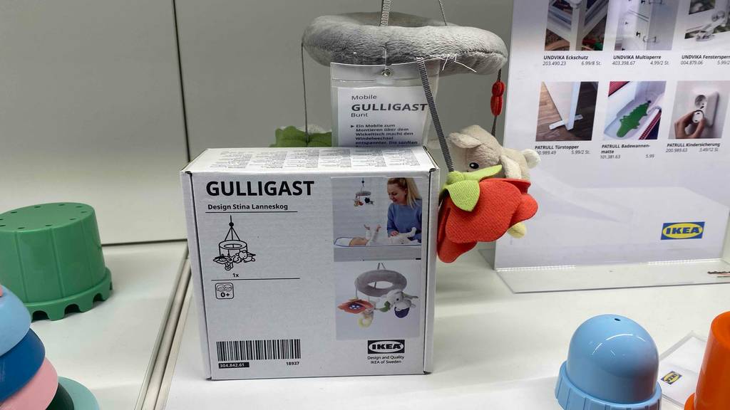 Baby-Mobile getestet: hängendes Baby-Mobile und davor die Verpackung stehend.
