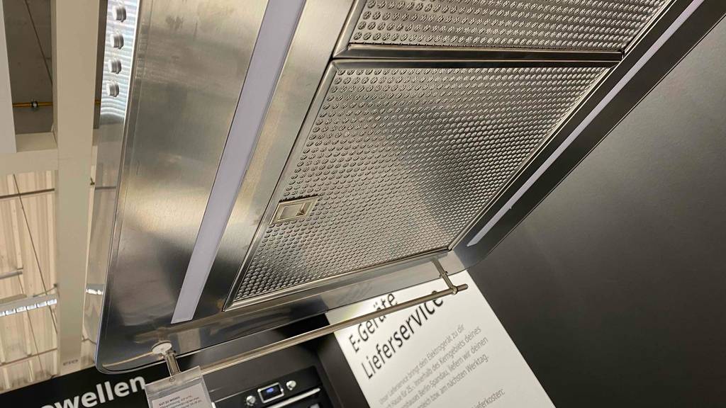Dunstabzugshaube-90-cm getestet: Fettfilter einer Dunstabzugshaube im Fokus.