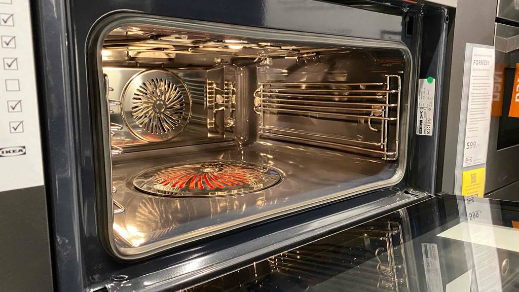 Einbau-Dampfgarer-Test: geöffneter Einbau-Dampfgarer mit Innenansicht.