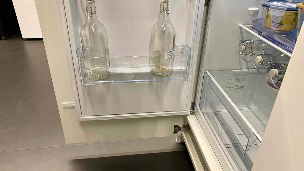 Einbaukühlschrank-mit-Gefrierfach getestet: unterstes Fach an der Türe eines Einbaukühlschrankes-mit-Gefrierfach im Fokus.