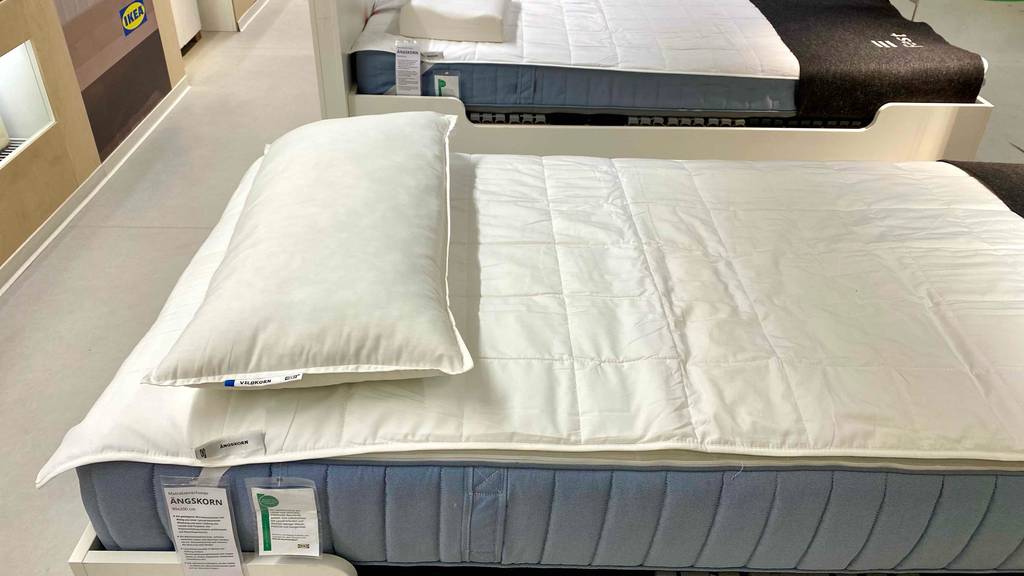 Matratzenschoner-Test: ein Matratzenschoner liegt auf einem Bett mit einem Kopfpolster darauf.