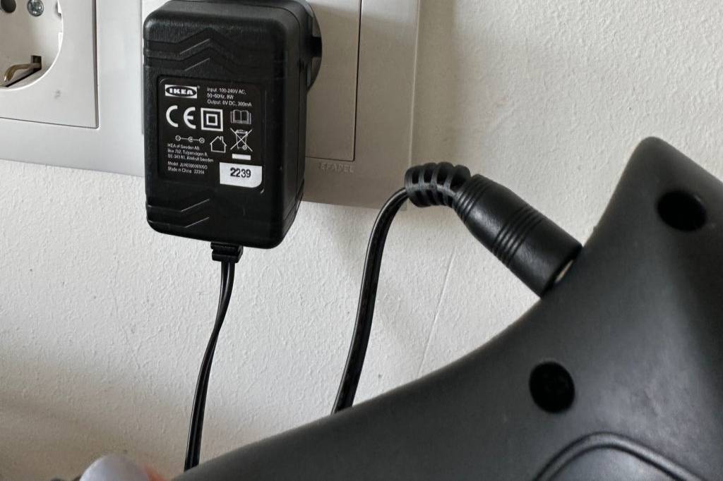 Bohrmaschine ist am Strom angeschlossen und getestet