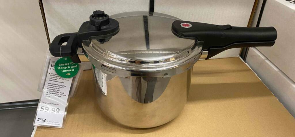 Schnellkochtopf-Test: Schnellkochtopf mit dazugehörigem Deckel steht auf einem Karton.