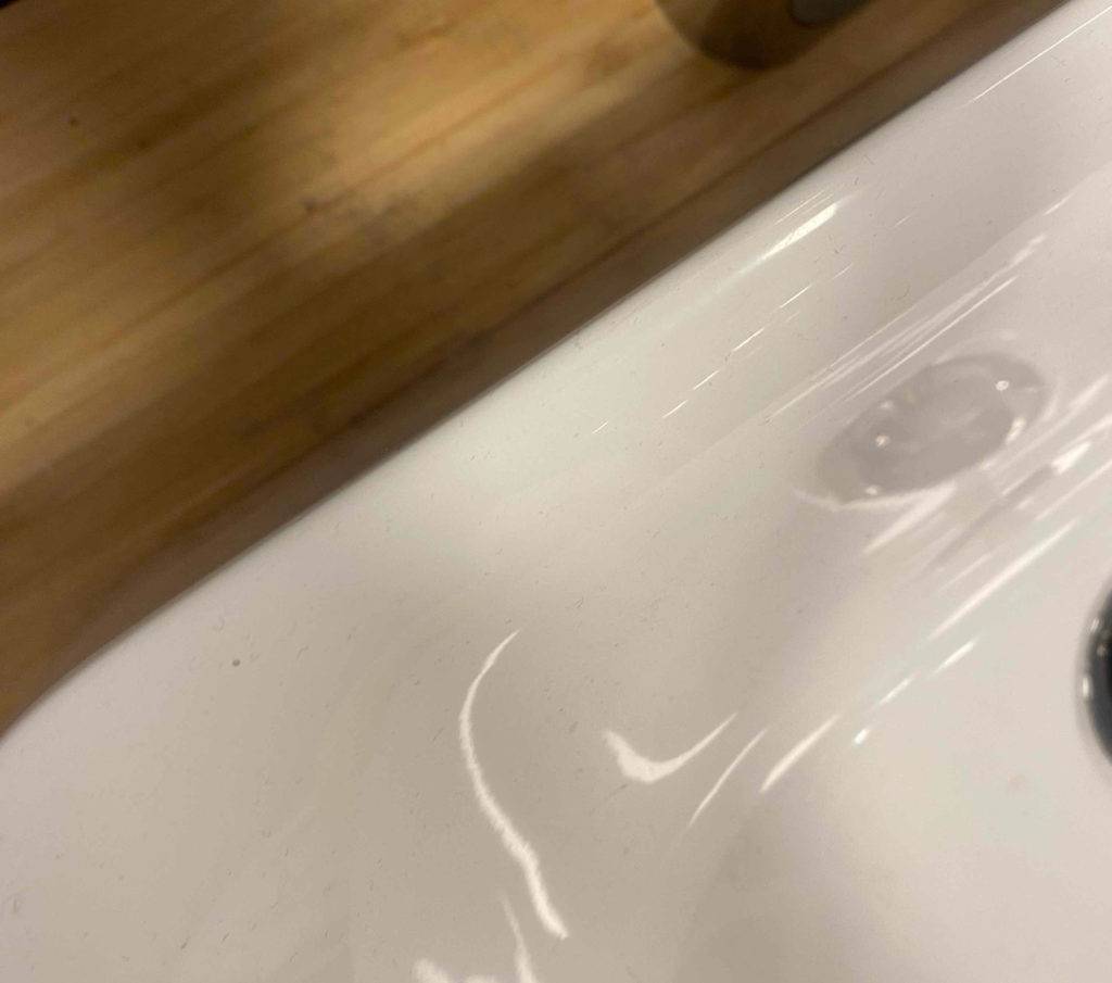 Waschbecken-Test: Umrandung eines weißen Waschbecken im Fokus.