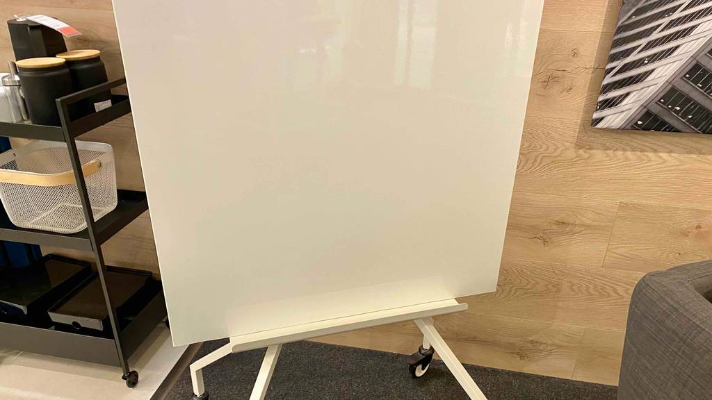 Whiteboard getestet: unterer teil eines Whiteboard, welches mit Rollen ausgestattet ist.