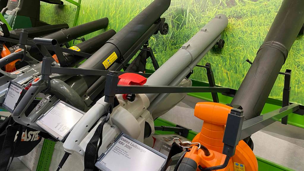 Elektro-Laubsauger getestet: mehrere Elektro-Laubsauger sind in einem Geschäft ausgestellt.