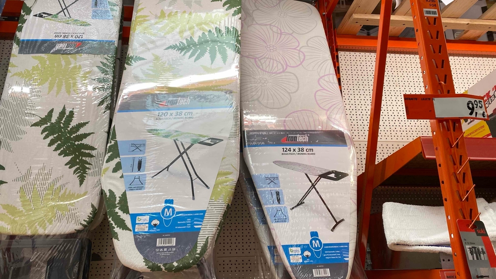 Bügelbrett im Test: drei Bügelbretter noch eingepackt in verschiedenen Designs.