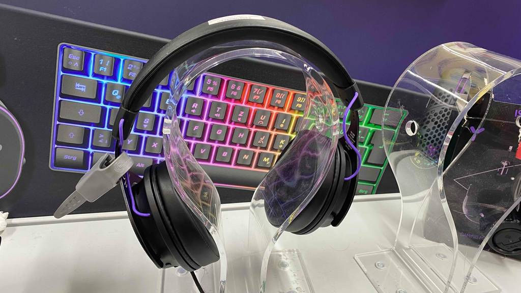 PS4-Headset-Test: Headset auf Kopfhörerständer zur Ausstellung.