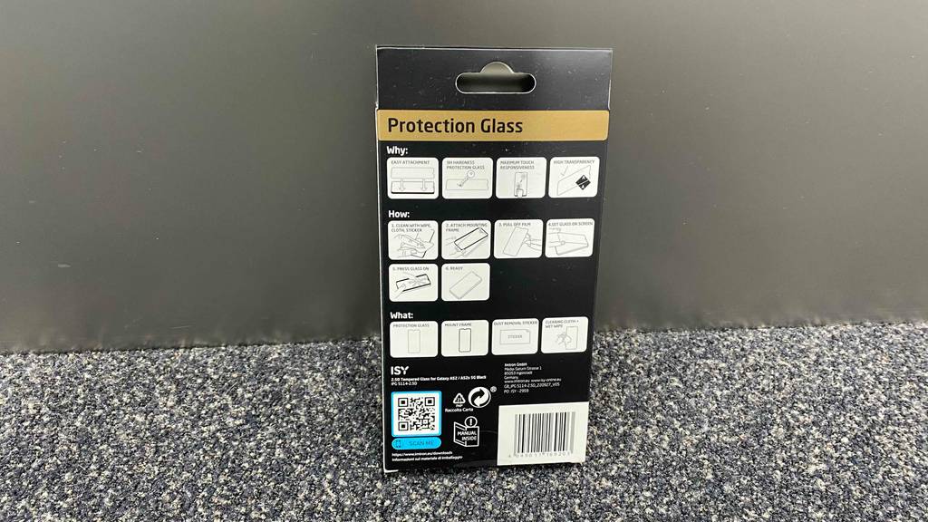 Samsung-Galaxy-A52-Panzerglas getestet: Rückseite der Verpackung vor grauer Fläche.