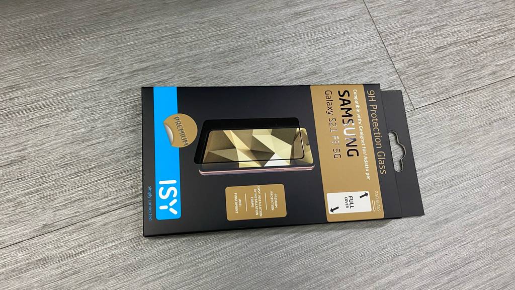Samsung-Galaxy-S21-Panzerglas getestet: Eine Packung liegt horizontal auf einer hellgrauen Fläche.