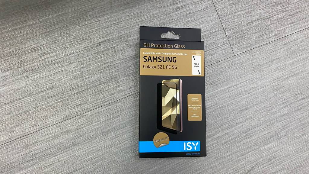 Im Test: Auf einer hellgrauen Fläche liegt eine Packung Samsung-Galaxy-S21-Panzerglas.