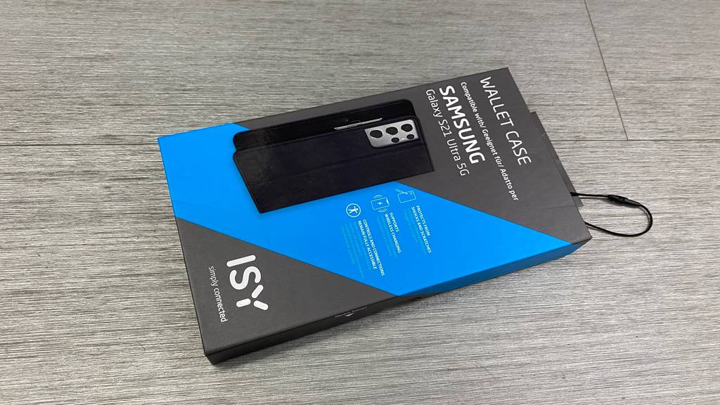 Eine getestete Samsung-Galaxy-S21-Ultra-Hülle liegt quer auf einer grauen Fläche.