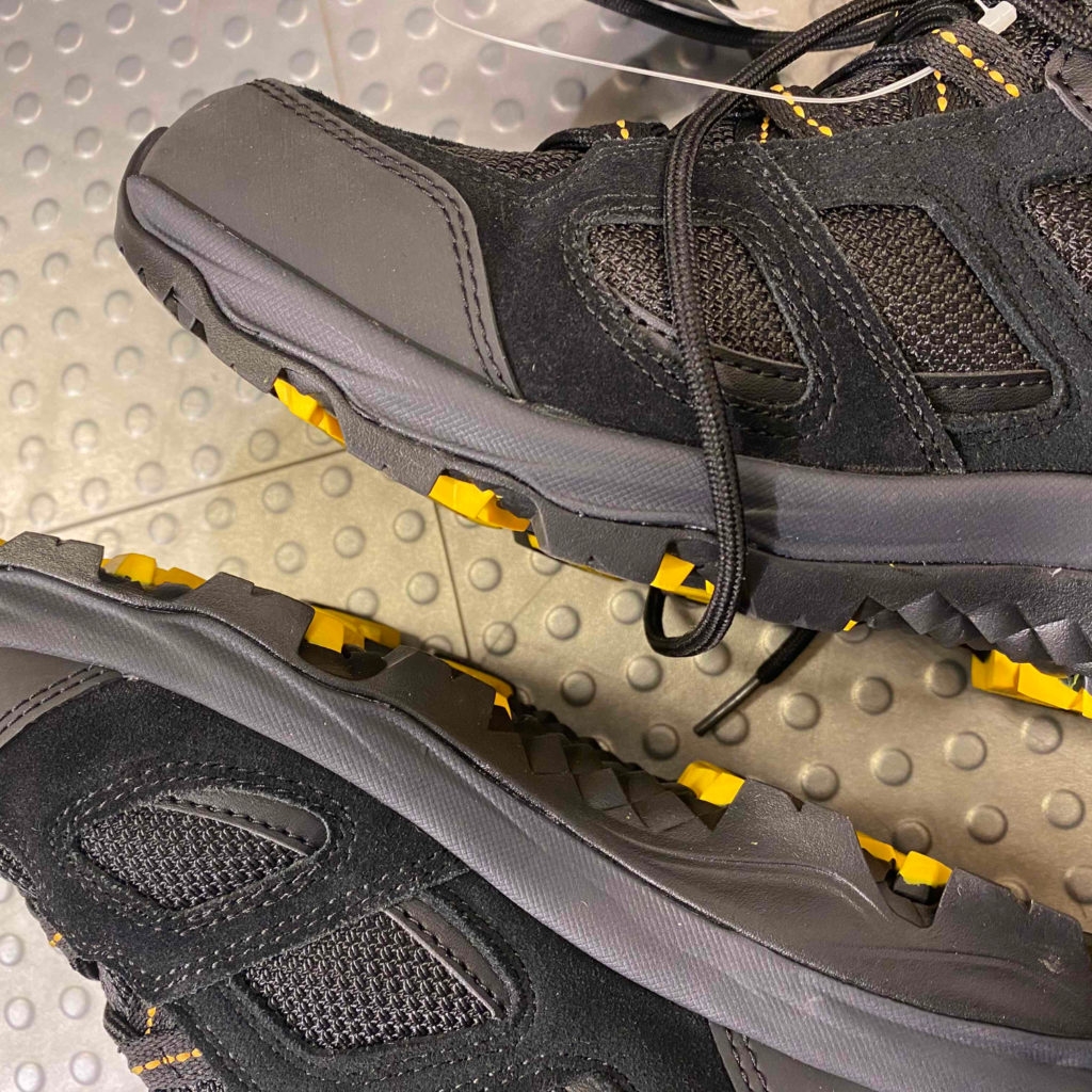 Jack-Wolfskin-Wanderschuhe liegen auf dem Boden.