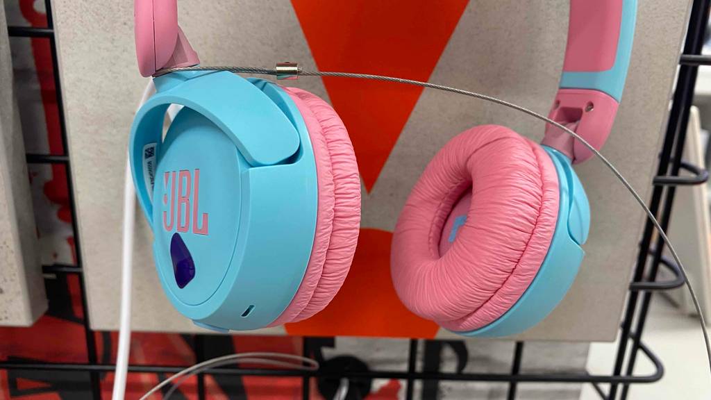 Bluetooth-Kopfhörer für Kinder getestet: Nahaufnahme der Ohrhörer.