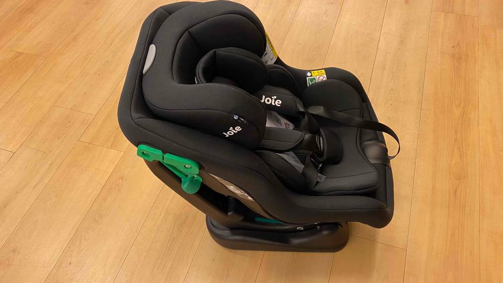 Kindersitz-0-18-kg-Test: schwarzer Kindersitz von der Seite auf dem Boden stehend.