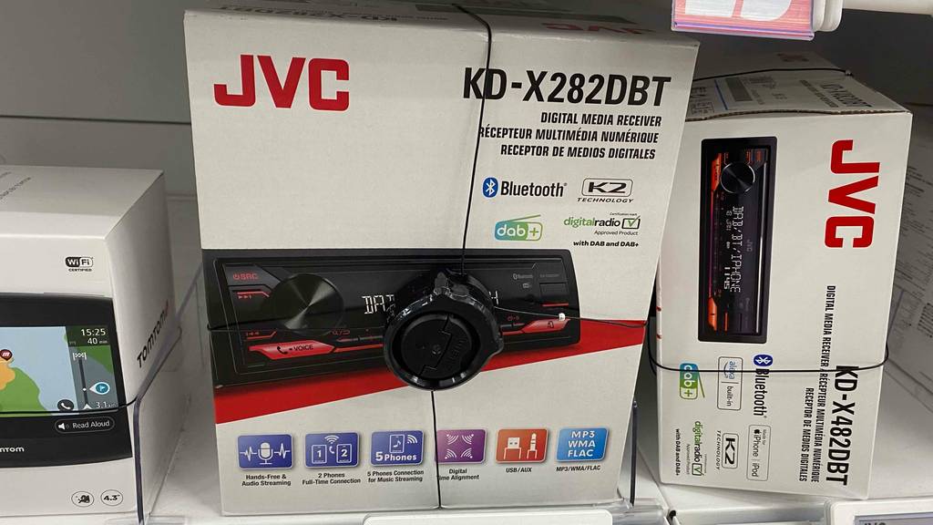 DAB-Autoradio von JVC getestet: In einem Regal stehen mehrere verpackte Geräte.