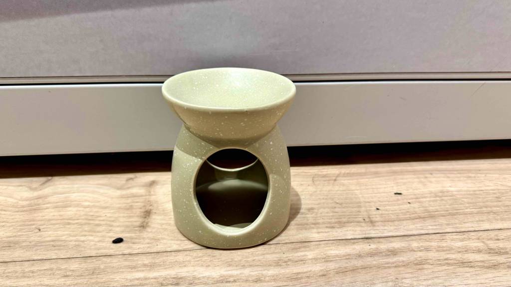 Die getestete Duftlampe in Beige steht auf einer Holzfläche.