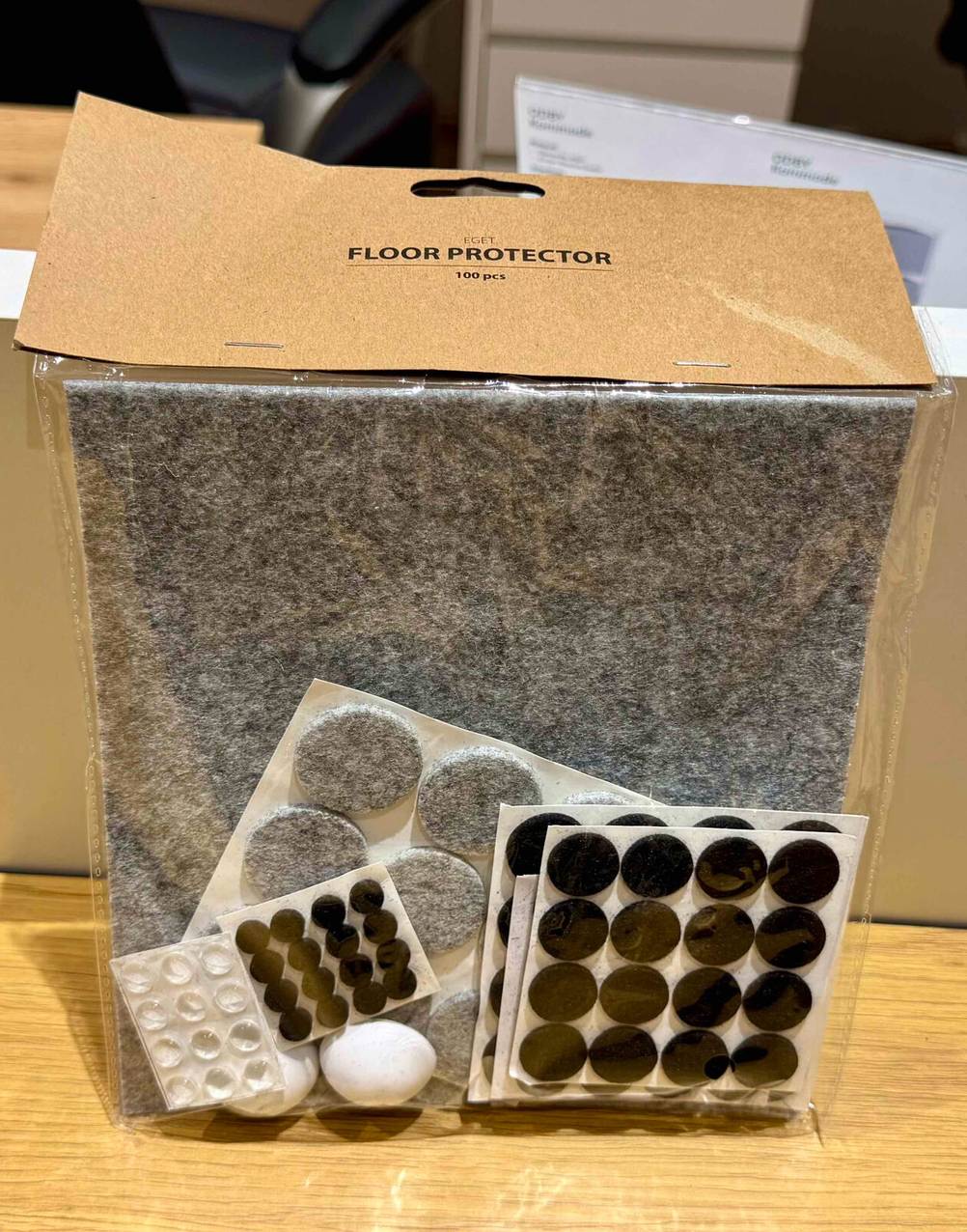 In einer transparenten Verpackung befinden sich die Filzgleiter im Test, diese sind in verschiedenen Größen und Farben zu sehen.