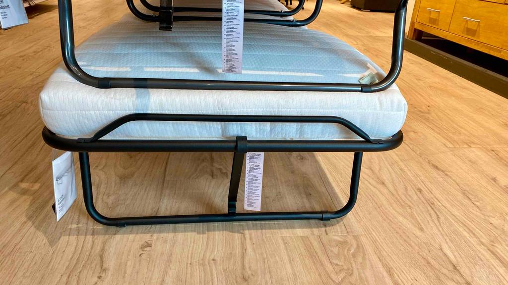 Gästebetten-klappbar-Test: Gestell im Bereich der Fußteils im Fokus.