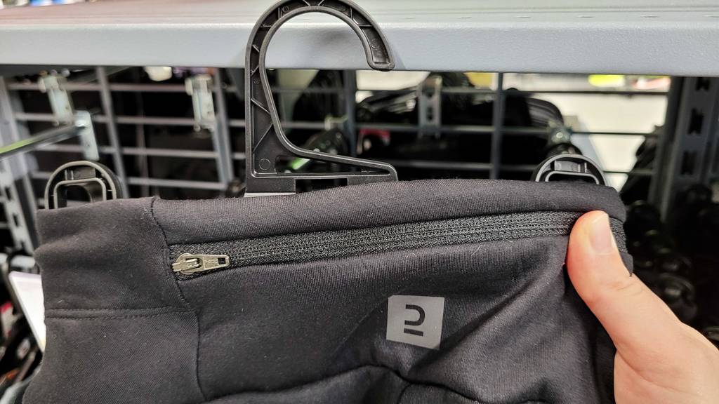 Thermo-Laufhose-Damen-Test: schwarze Thermo-Laufhose für Damen mit verschlossener Tasche im Fokus.