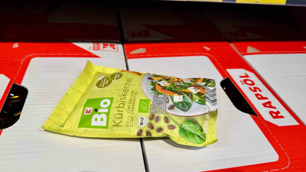 Eine Packung getestete Bio-Kürbiskerne liegen auf Kartons.